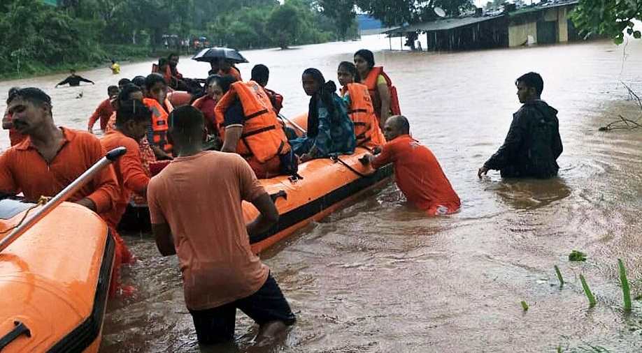 indiannavymobilisesrescueteamsforfloodreliefinmaharashtrakarnataka