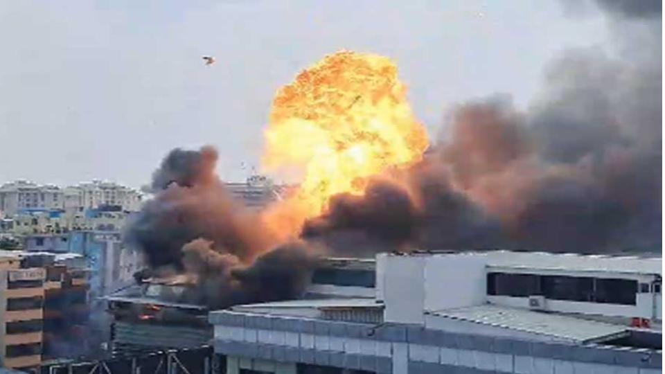 over20peoplerescuedafterfirebreaksoutatcommercialbuildinginbengaluru