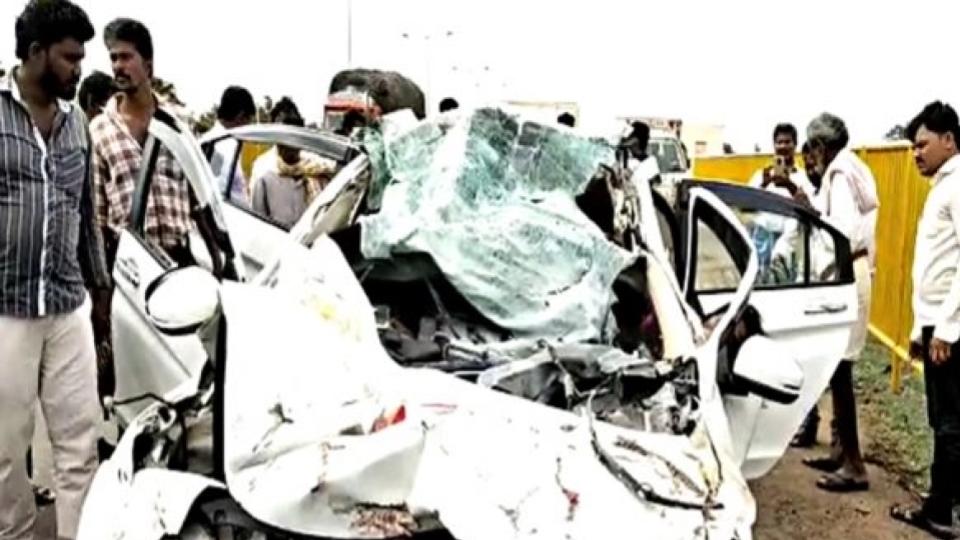 Two cars collided head-on at Kotekal village in Kurnool, 5 killed