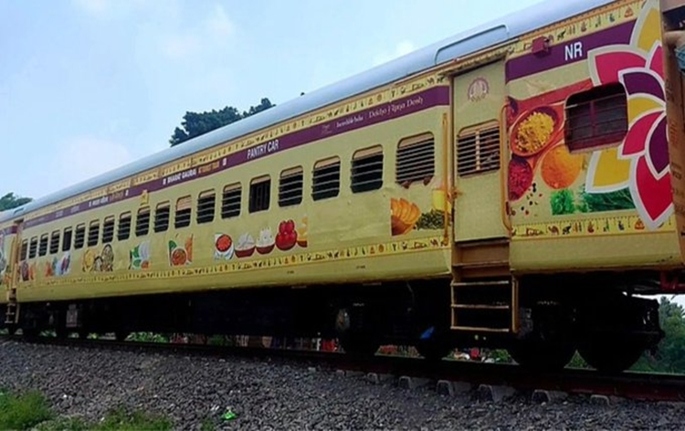 bharatgauravdeluxeactouristtrainflagsofffromdelhisafdarjungrailwaystationfor“garvigujarat”tour