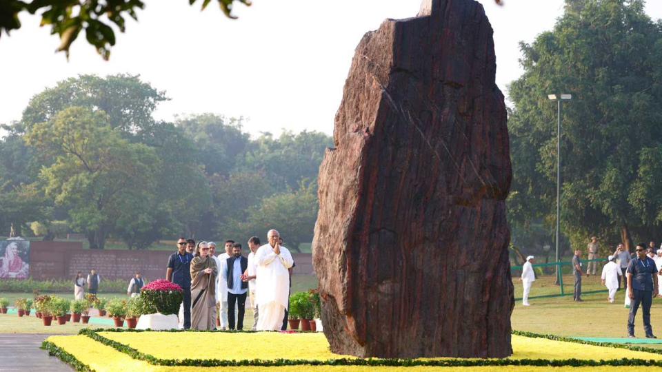 Kharge, Sonia and Rahul pay tribute to Indira Gandhi 