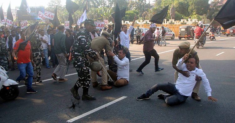 cabstir:bandhagitatorsclashwithsecurityforcesinassamtrainservicesaffected