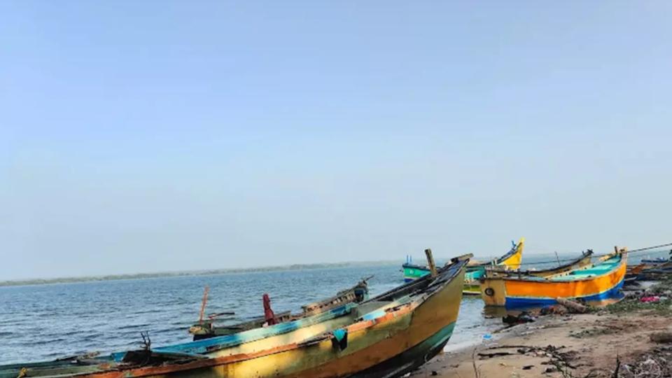 7 Fishermen Missing For 14 Days in Andhra , Families File Complaint