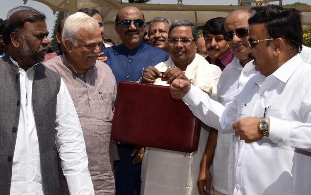 karnatakabudget2018:cmsiddaramaiahannouncesfreelpguniversalhealthscheme