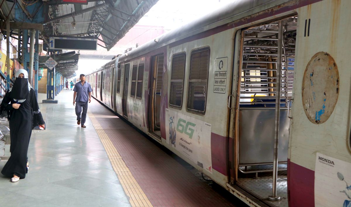 centralrailwayandwesternrailwaytorun204morelocaltrainservicesinmumbaifromjan29