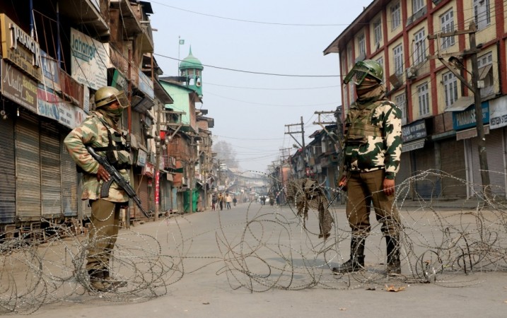 jammuandkashmir:terroristsopenfireatacrowdinanantnagdistrict