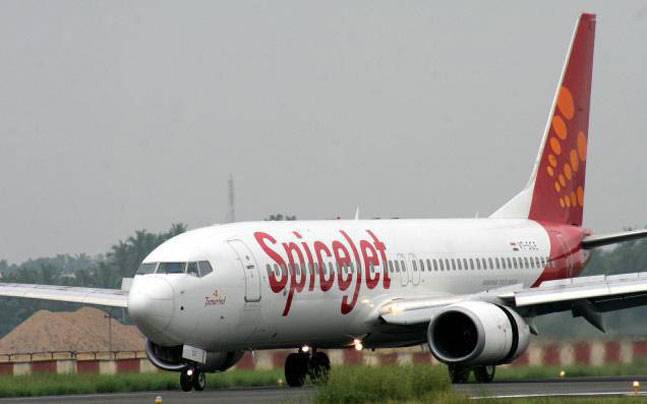 spicejetplanesuffershydraulicfailuremakesemergencylandingatdelhiairport