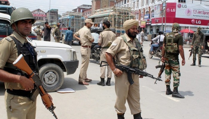 policemaninjuredasmilitantsattackpolicepostinsrinagar