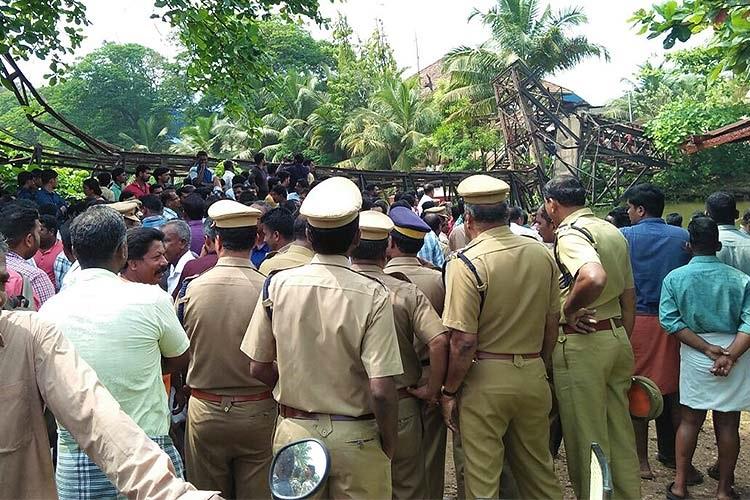 1killedatleast57injuredaswalkwaybridgecollapsesinkollamdistrictofkerala