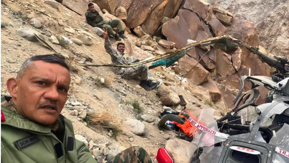 indianarmyofficersescapehelicoptercrashinlehselfiegoesviral