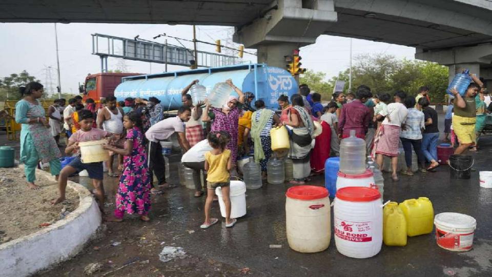 Water shortage continues in Delhi, residents scramble for water with empty buckets