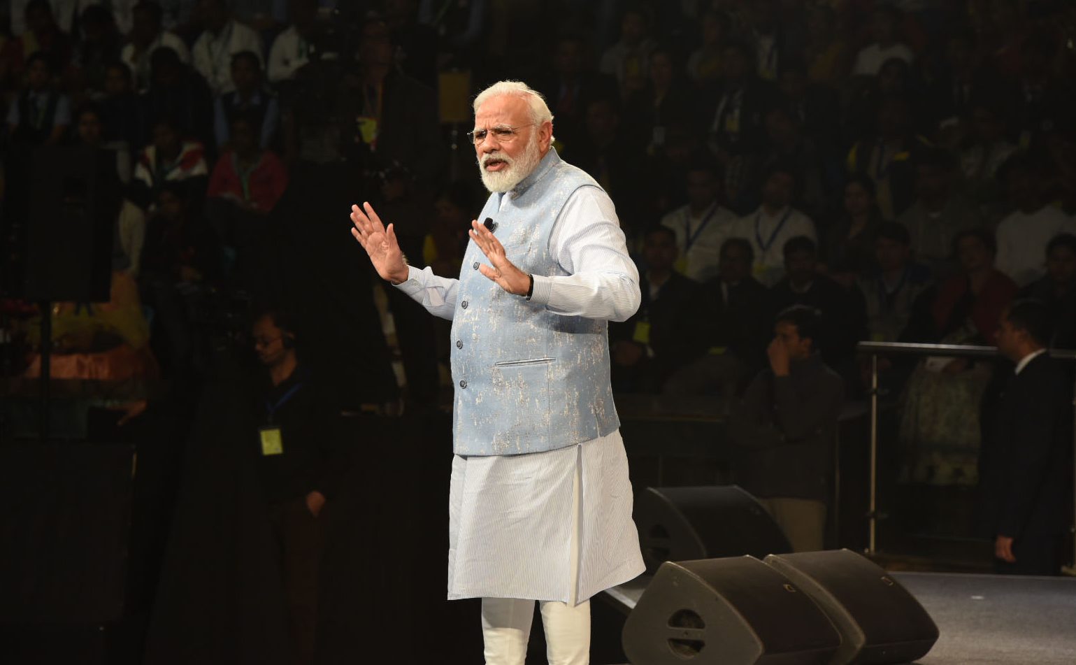 primeministernarendramoditointeractwithstudentsparentsandteachersintheparikshapecharchaprogramtoday