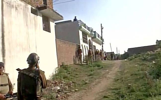 lucknow:gunbattleunderwaybetweenatssuspectismilitant