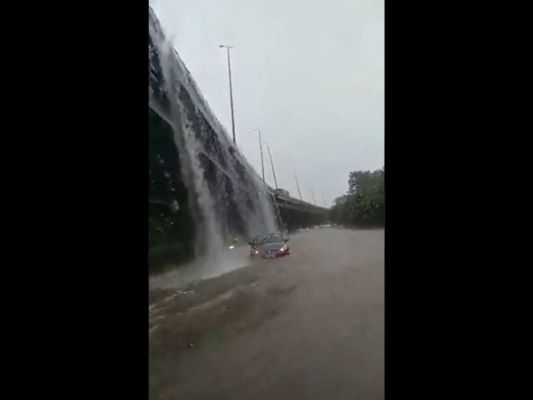 videoofrainwaterflowingdownflyovergoesviralasdelhimeniagarafalls:watch