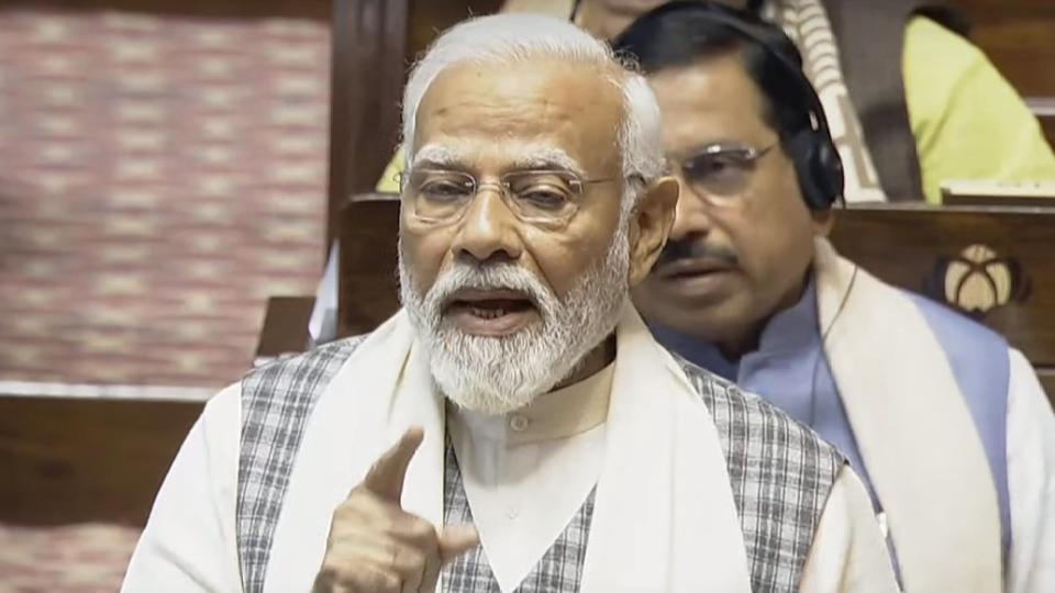 PM Modi hits out at Congress 