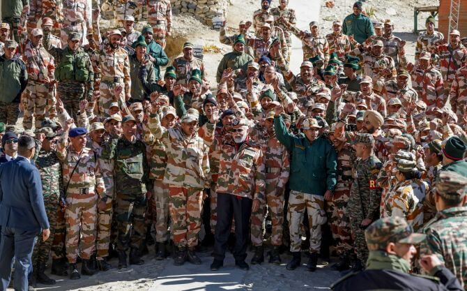 pmmodicelebratesdiwaliwithjawansinhimachalpradesh