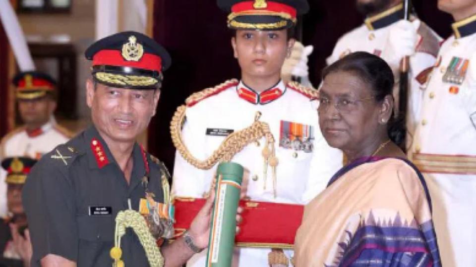 President Murmu confers AVSM on Lt Gen Neeraj Varshney