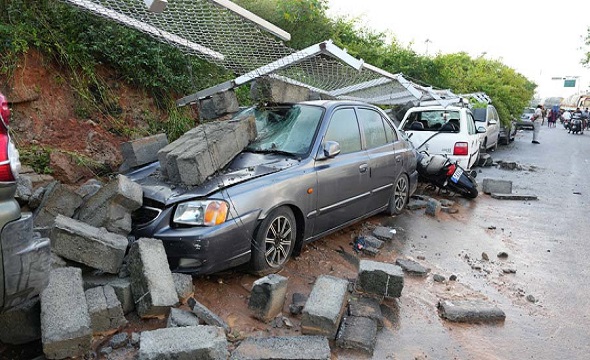 heavyrainleadstowaterlogginginbangalore;wallcollapsespoweroutageinseveralparts