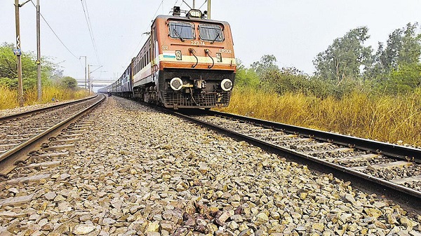 3youngstersrunoverbytrainwhiletakingselfieonrailwaytracksintamilnadu