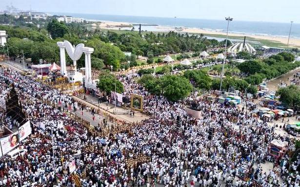 peoplethrongjayalalithaamemorialonherfirstdeathanniversary