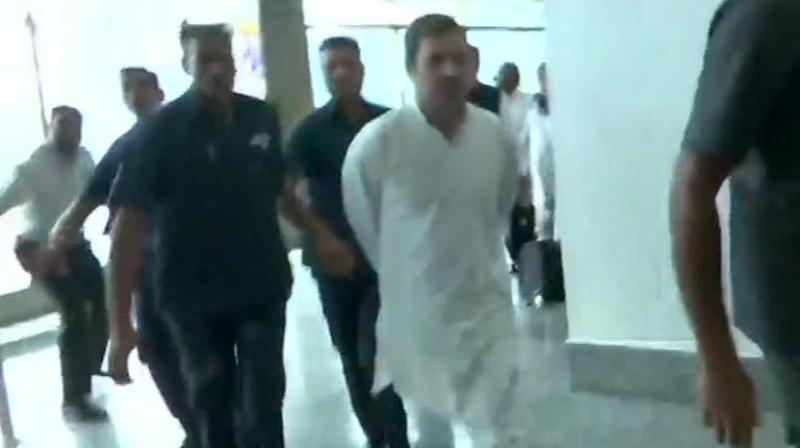 rahulgandhiotheroppdelegationsentbackfromsrinagarairport