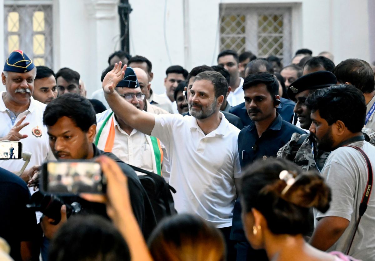 rahulgandhiaccordedwarmwelcomebycongoppositionmpsonarrivalinparliament