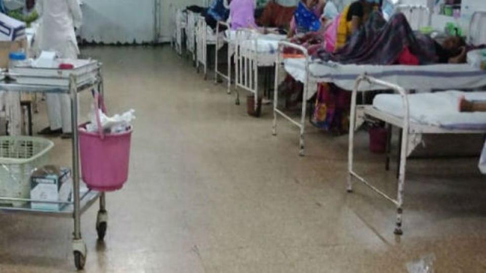 bikersthrowchemicallacedcoloursonschoolgirlsduringholiinkarnataka7injured