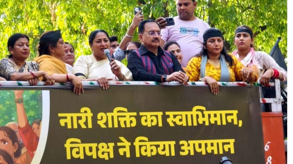 BJP women leaders protest outside Rahul Gandhi’s residence