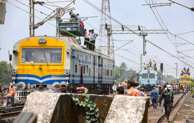 odishatrainaccident:indianrailwayordersremovalofdrmotherofficialsfromkharagpurzone