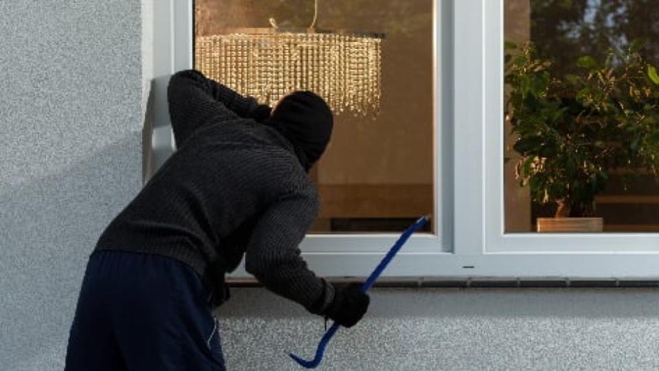 burglarslootsdrdoresidentialcomplexinnorthdelhi