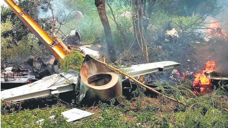 iafshawkaircraftcrashesatkalaikundaairbaseinbengal