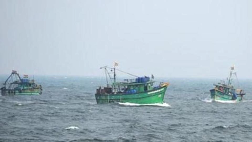 tnfishermenchasedawaybysrilankannavy