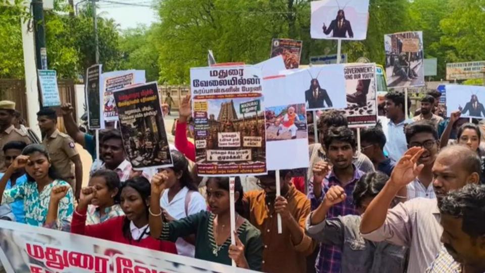 cockroachrallyheldinmaduraigiveusjobsnotinsults