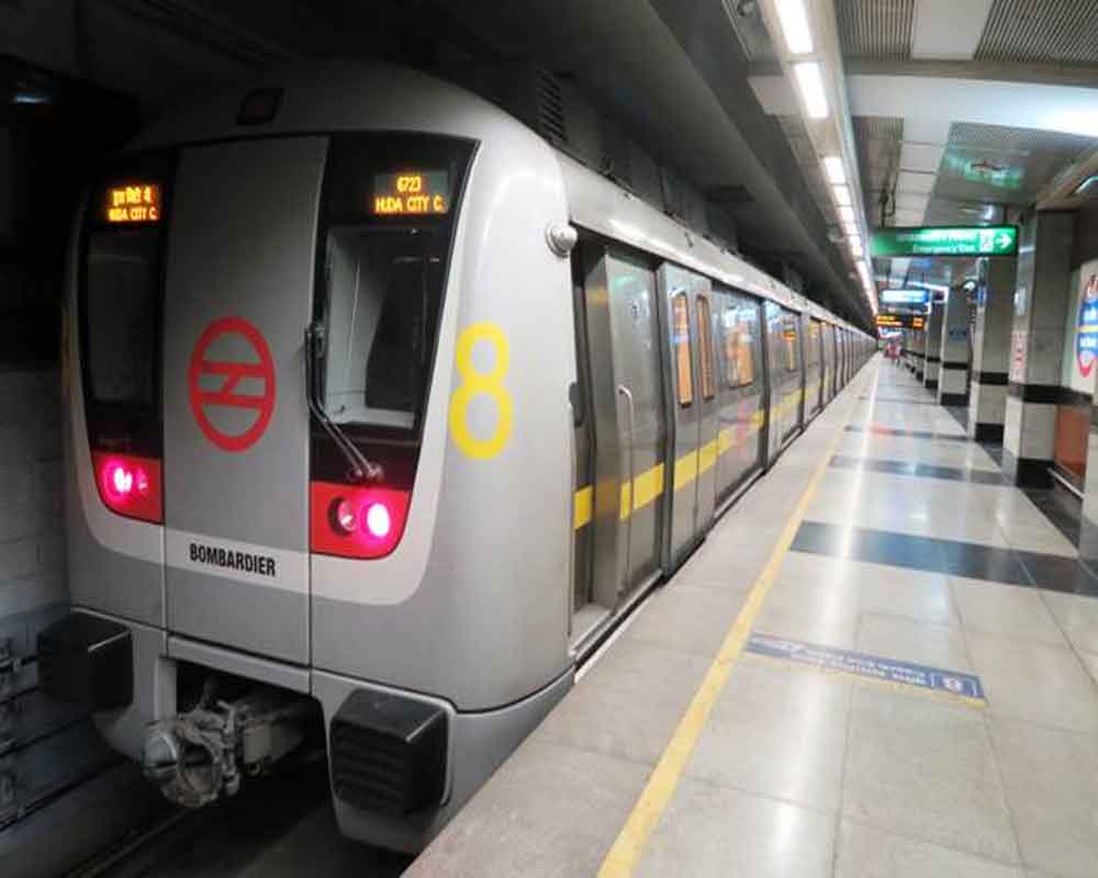 delhimetro:servicesatyellowlineresumeafterbriefhalt