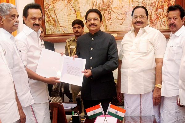 stalinmeetsgovenor;seeksfreshvoteofconfidenceintamilnadu