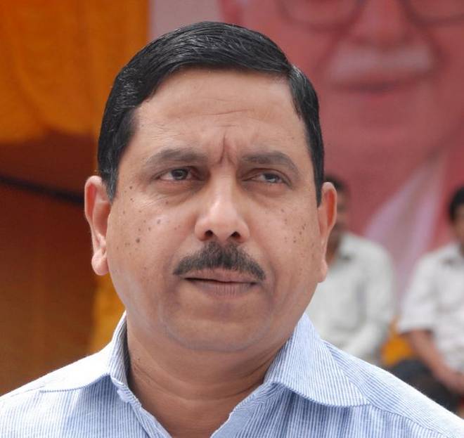 pralhadjoshiholdsmeetingtodiscussgovtlegislationsforforthcomingwintersessionofparliament
