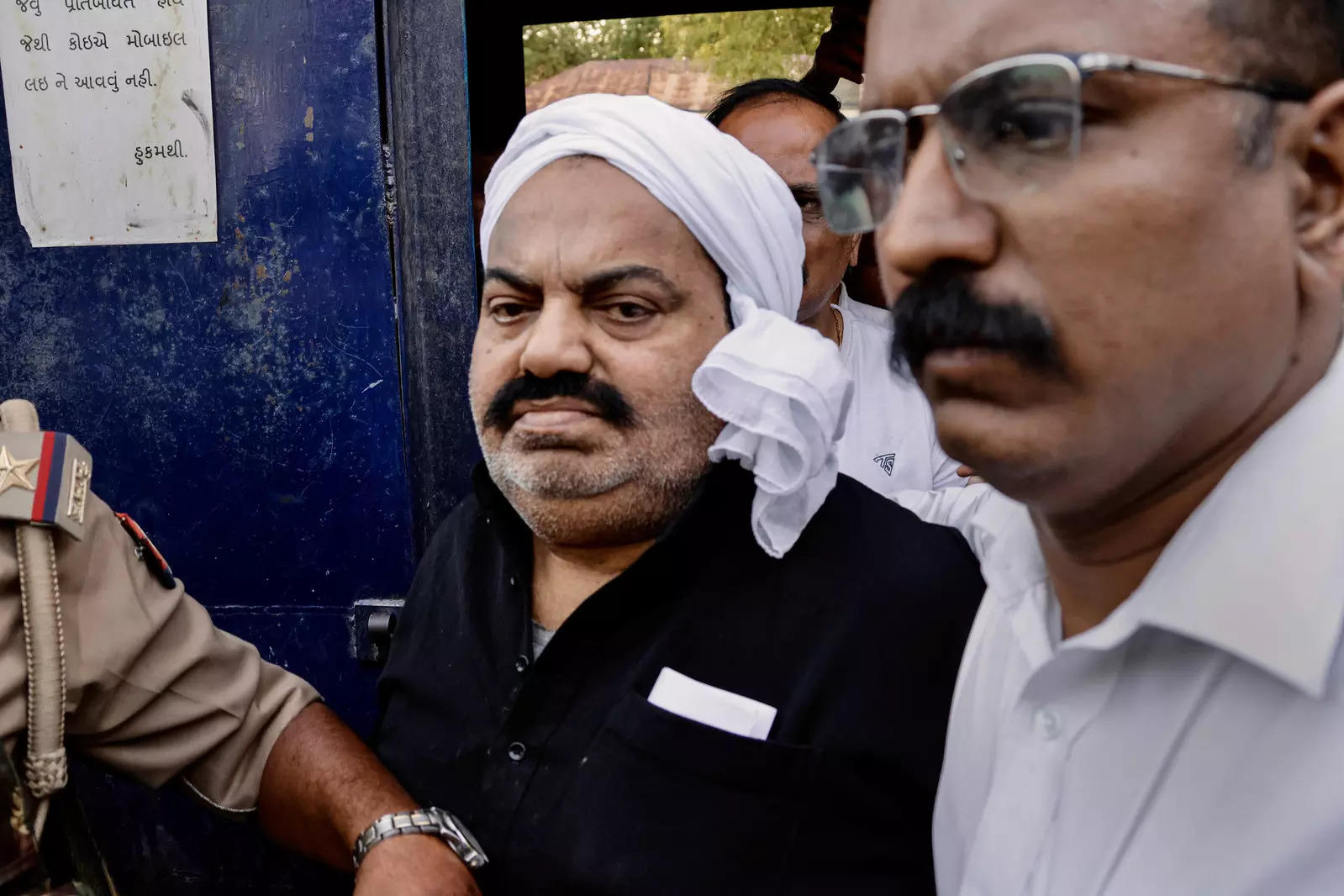 umeshpalmurdercase:uppolicebringaccusedatiqahmedtoprayagrajforhisappearanceincourt