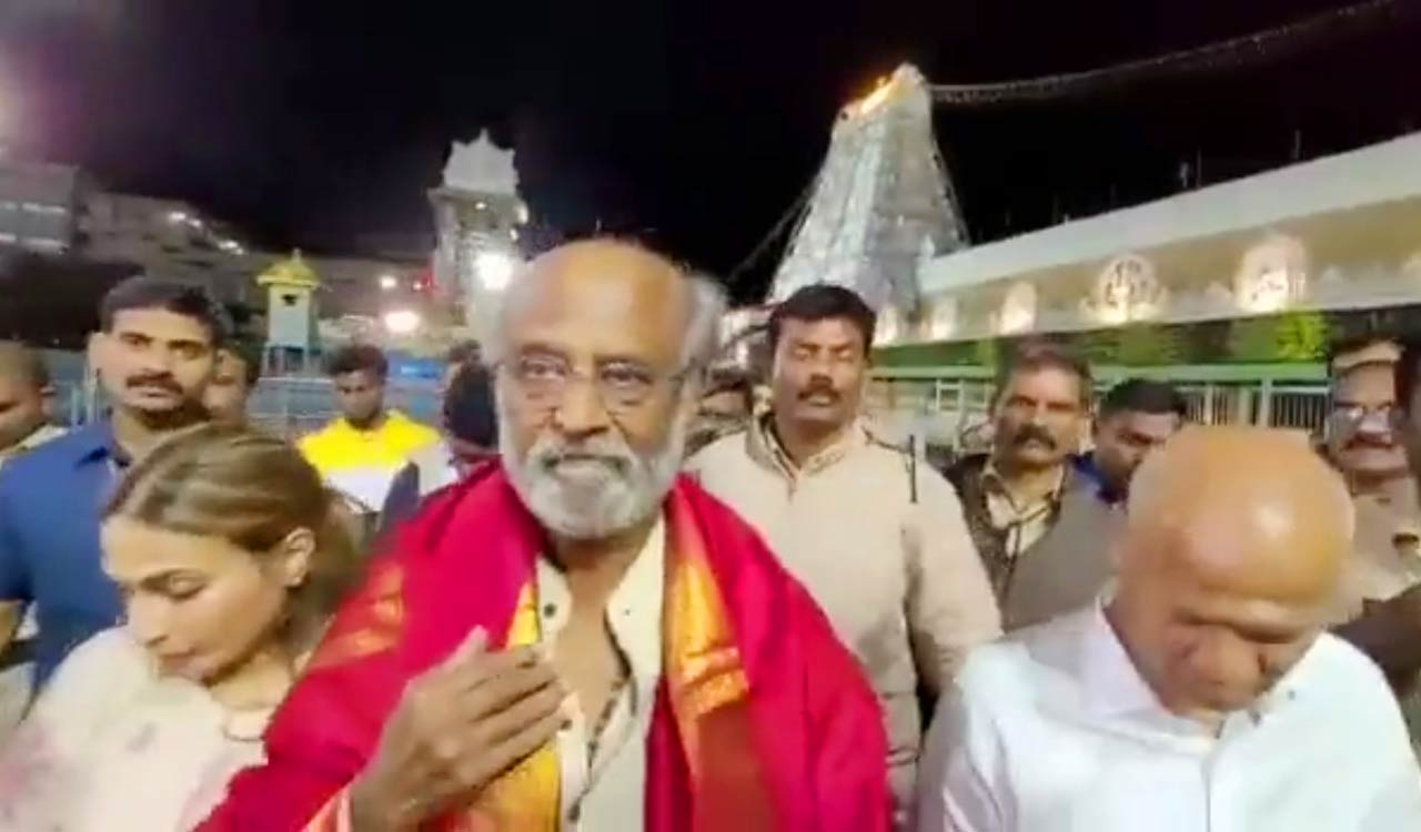 superstarrajinikanthoffersprayersattirumalatemple