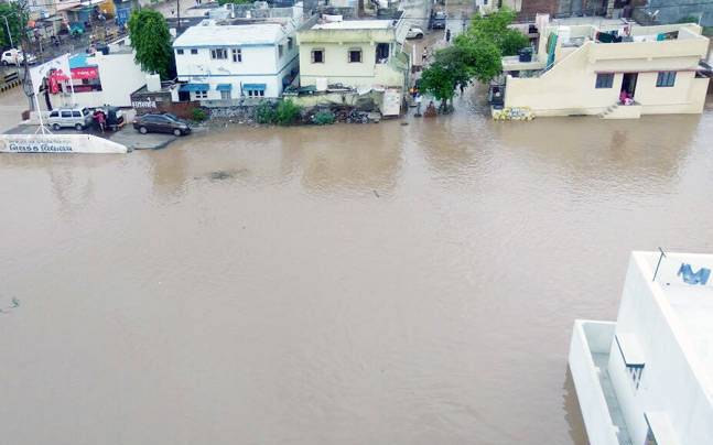 smritiiranireviewsreliefrescueworkinfloodaffectedingujarat