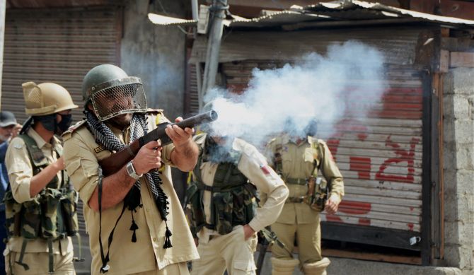 militantskill6policemeninkashmirsanantnagletclaimsresponsibility