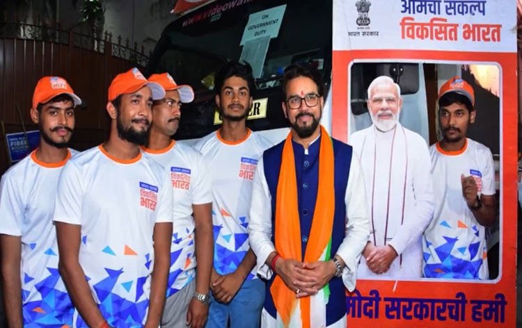 unionministeranuragthakurflagsoffiecvansforviksitbharatsankalpyatrainmumbai
