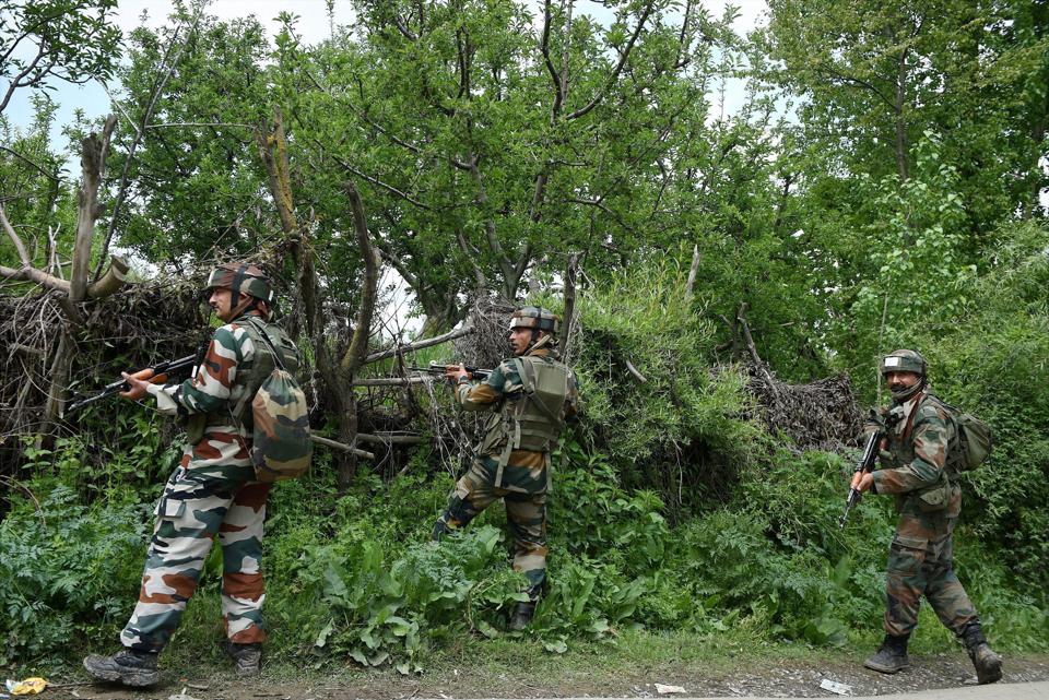 militantsmanagetoescapeascombingoperationcontinuesinshopianjk