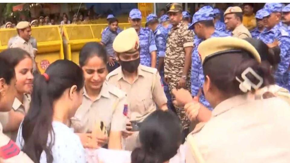 AAP, Opposition Condemn Police Action Against Jantar Mantar Protestors