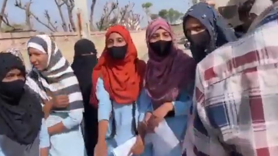 videoofmuslimgirlsthrownoutoftheschoolforwearinghijabinrajasthan