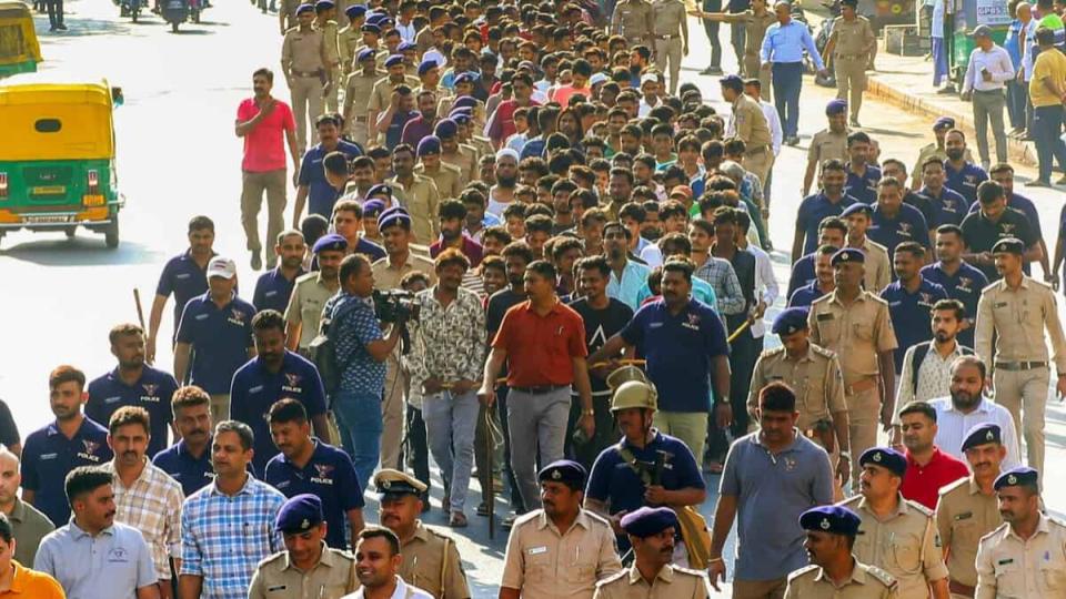 over1000bangladeshisheldingujaratfacedeportation