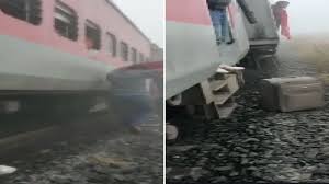 mumbaibhubaneshwarlttexpressderailsincuttack;40injured