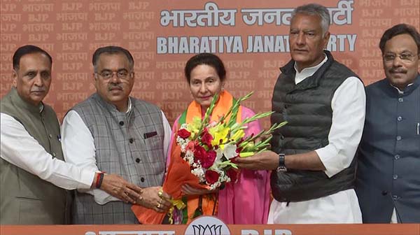 formercongressmpparneetkaurjoinsbjpinnewdelhiheadquarters