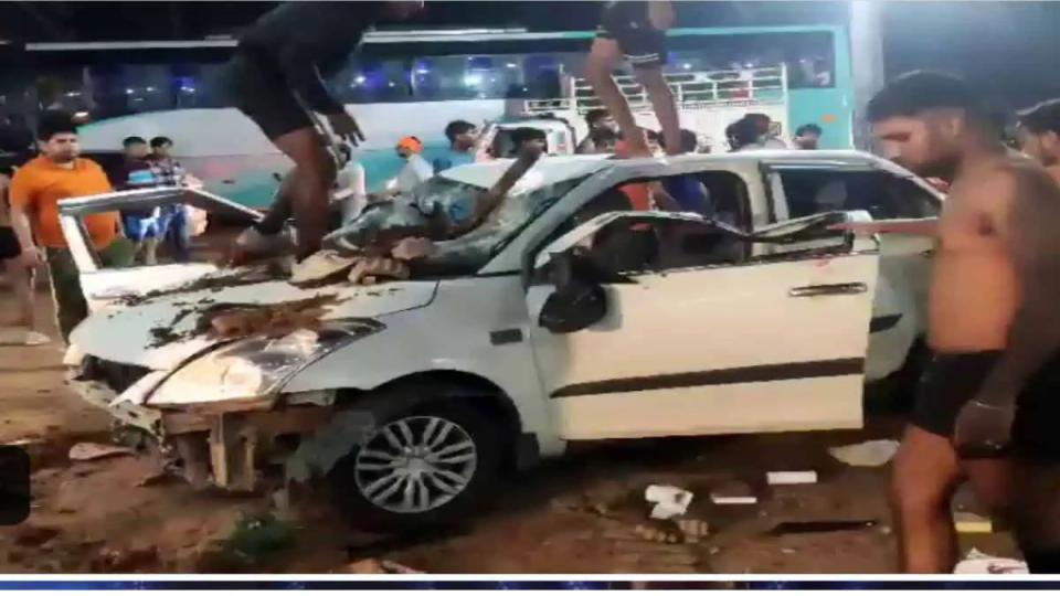 kanwariyasattackcarinupparkingattendantassaultedinuttarakhand