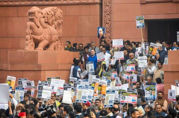 loksabhaspeakerbansprotestsatparliamentgatesafterndacongressclash