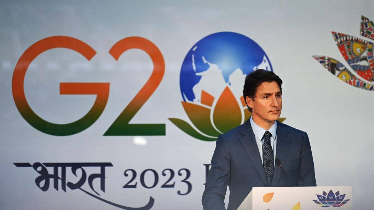 canadianpmjustintrudeausplanesufferstechnicalsnagtostaybackinindia